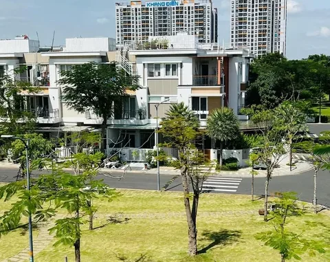 bán căn góc c1 tháp mười merita khang điền trục chính view trực diện hồ bơi