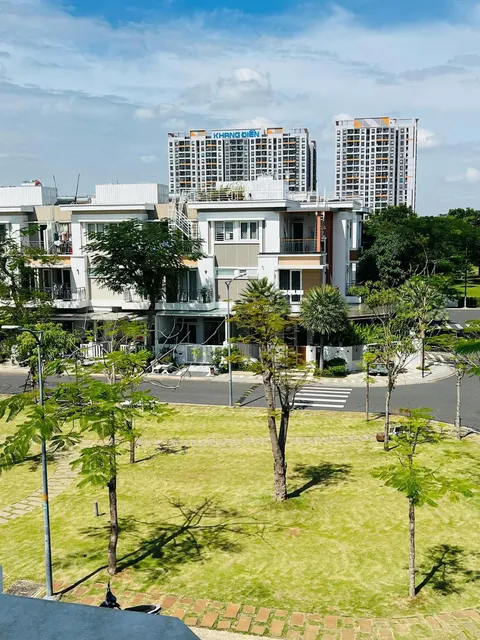 bán căn góc c1 tháp mười merita khang điền trục chính view trực diện hồ bơi